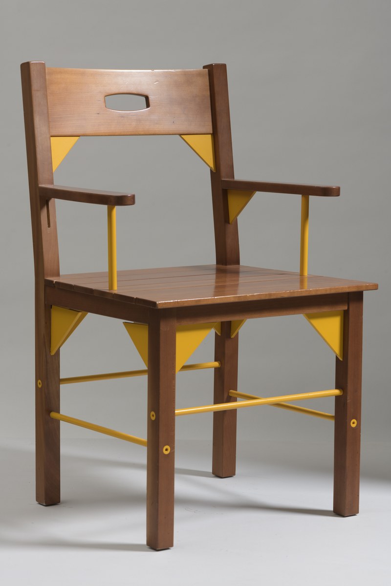 Armstoel 'Il Museo' en vierkante tafel