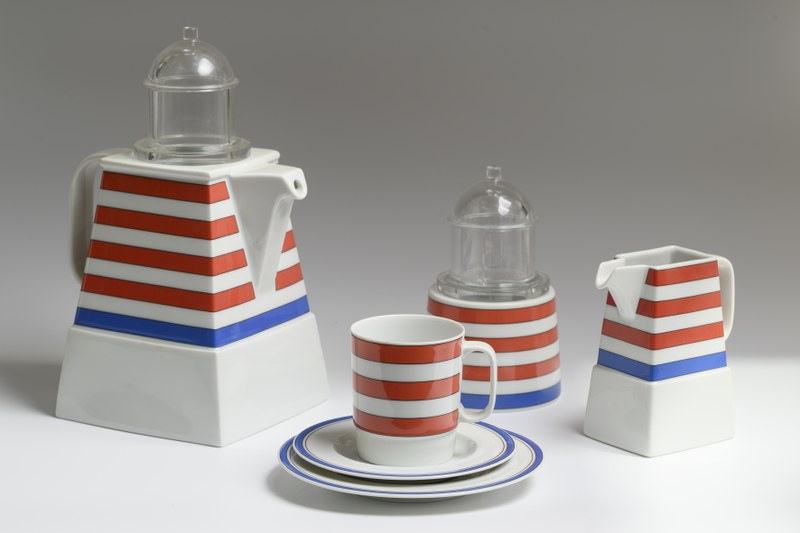 Delen uit koffieservies “Il Faro”: koffiekan met deksel, melkkan, suikerpot met deksel, kop en 2 schotels (decor Fanale)