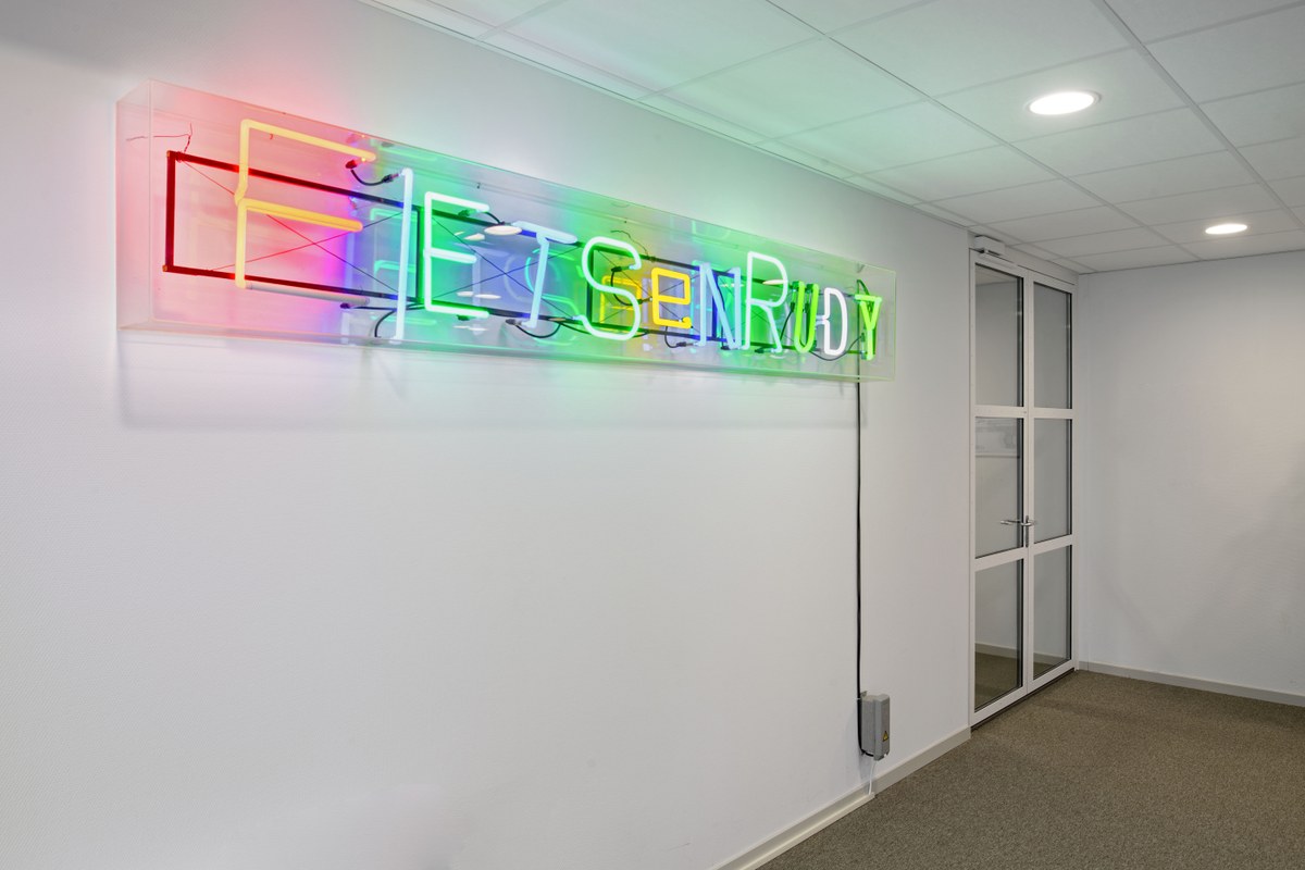 Rudy Beerens, FietsenRudy, 1981 tot 1982, neonverlichting. Inventarisnummer 1003262. Collectie Bonnefanten. Foto: Mike Bink