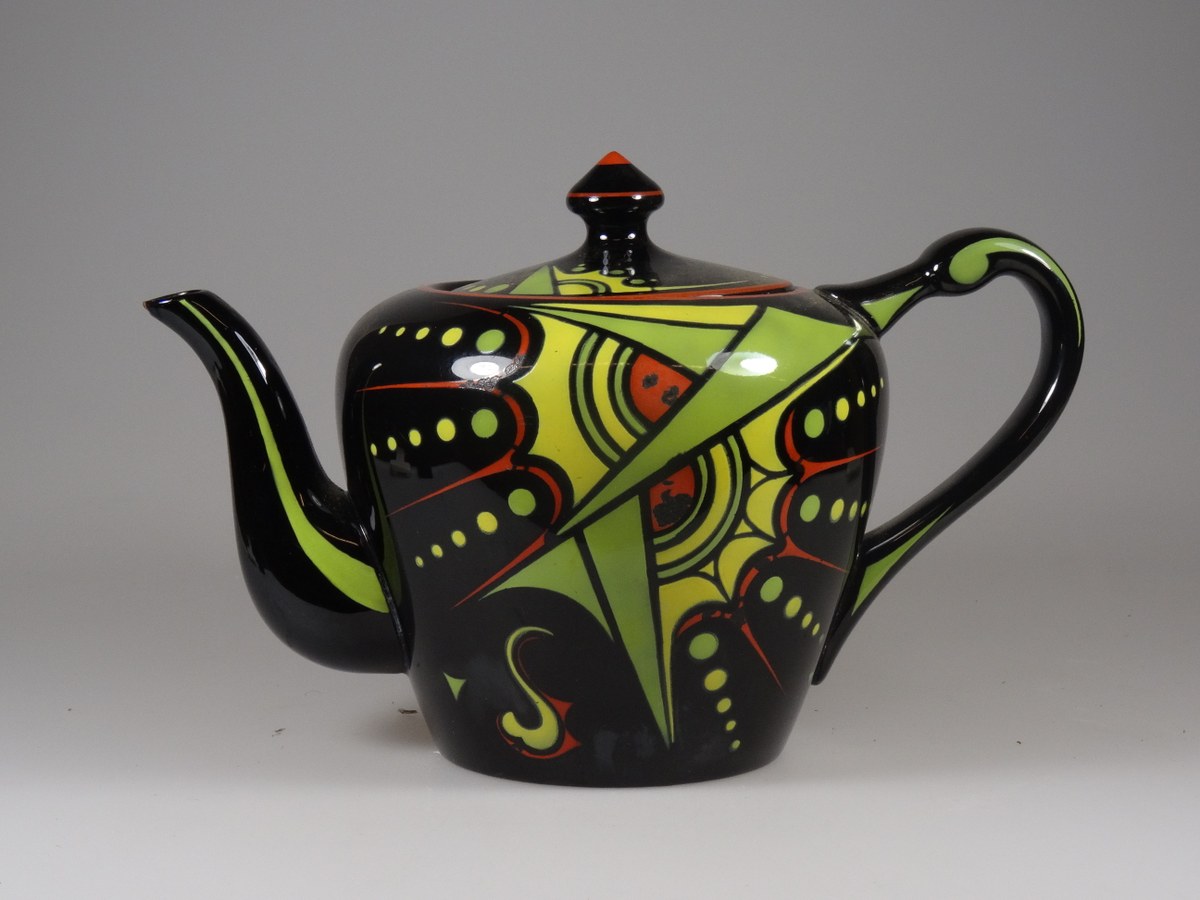  Societé Céramique,Theepot met deksel, ca. 1934, 17 x 24.5 x 14.5 cm. Inventarisnummer: 04961. Collectie Bonnefanten, legaat echtpaar A. Polling-Jongert