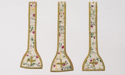 Vrouwelijke stoffen in kerkelijke kledij