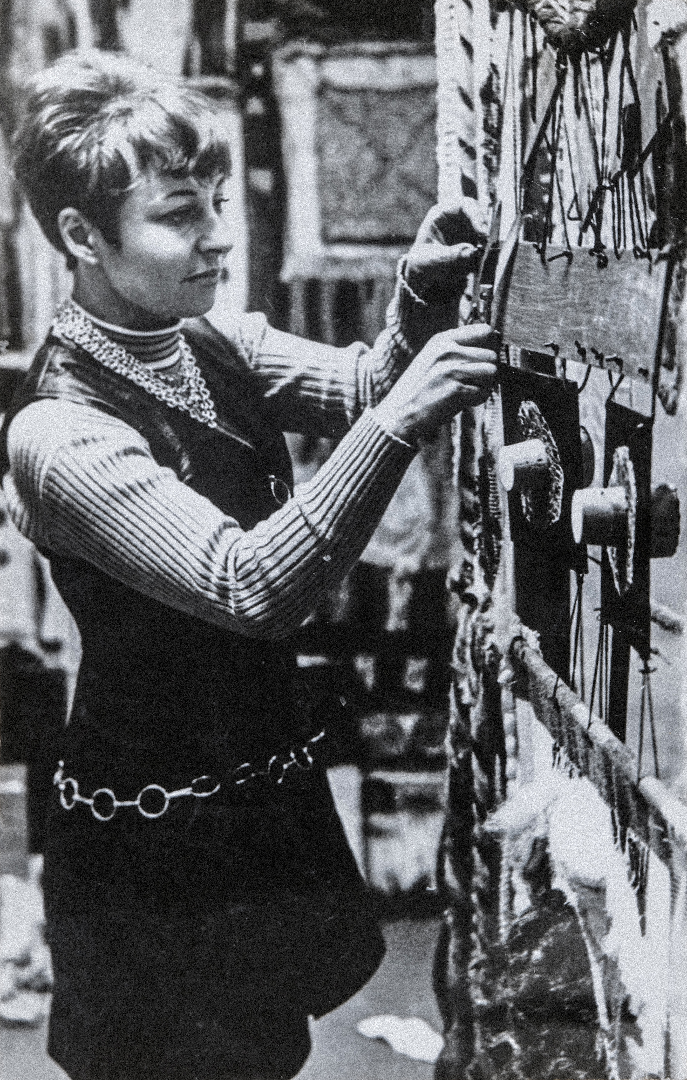 Marijke Stultiens werkend aan textiel object c.a. 1970. Collectie kunstenaar. Foto: Rob Stultiens