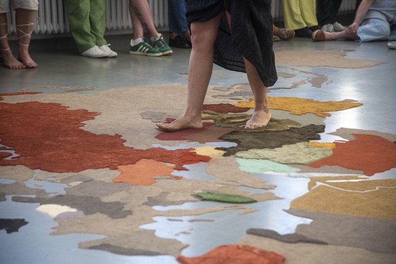 Performance Malina Suliman: Walking in the Sea