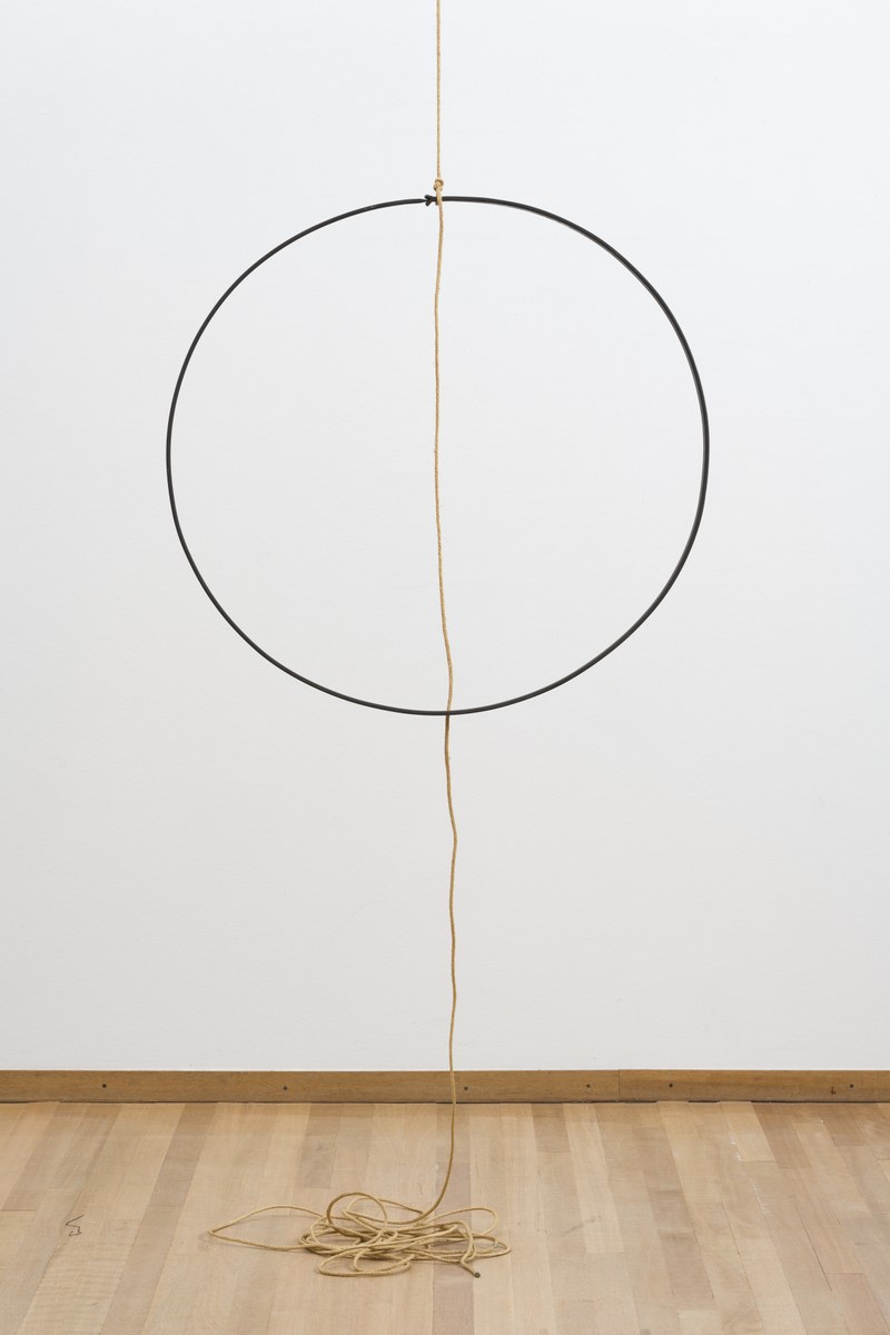 Skulptuur 2/79 "ringklammer" bestaande uit een ijzeren cirkel en een kunststof koord